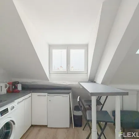 Comfortable And Bright Large 10th Apartment