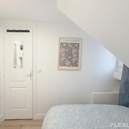 Comfortable And Bright Large 10th Apartment