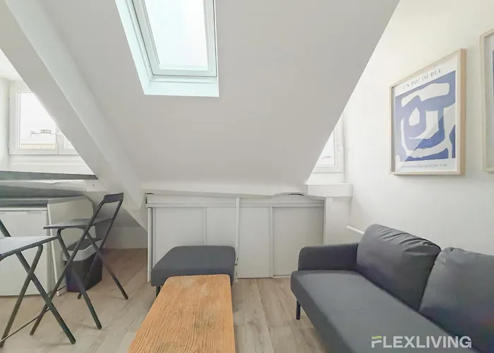 Comfortable And Bright Large 10th Apartment *