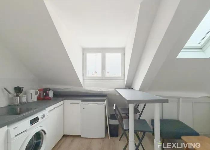 Comfortable And Bright Large 10th Apartment