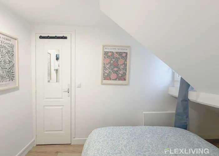 Comfortable And Bright Large 10th Apartment